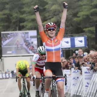 Anna van der Breggen op de racefiets, olympisch kampioen